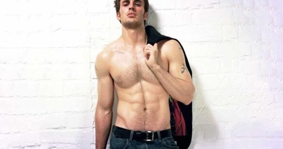 βάναυσος άνδρας με διευρυμένο πέος